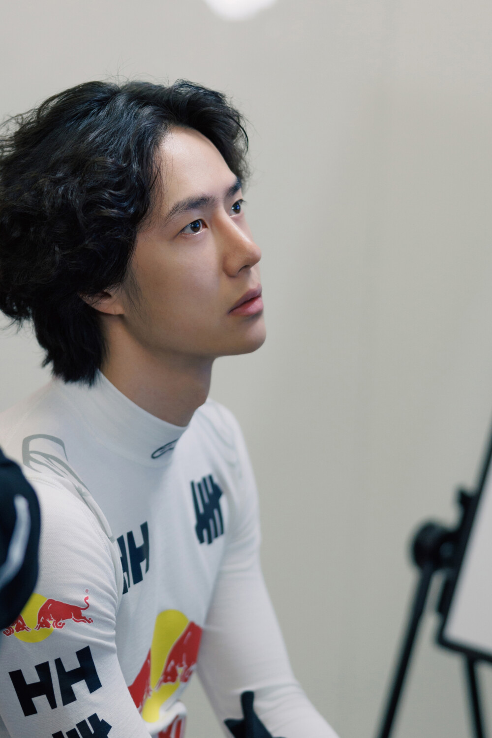 YIBO-OFFICIAL：
#85RACING#
「比赛日 DAY 1」
万物渐静，赛道滚烫，
85号准备就绪！@王一博·YIBO ​​​