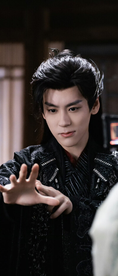 魏哲鸣《白日提灯》晏柯