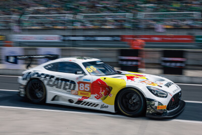 YIBO-OFFICIAL：
#85RACING#
「比赛日 DAY 1」
蓄能逐速，稳驭向前，
目光锁定赛道终点，85号车组加油！@王一博·YIBO ​​​