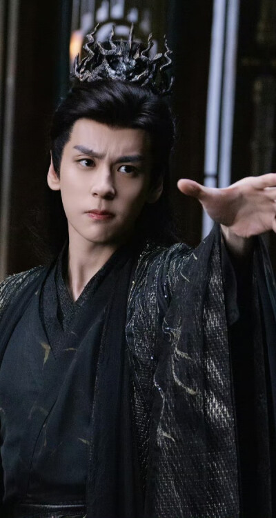 魏哲鸣《白日提灯》晏柯