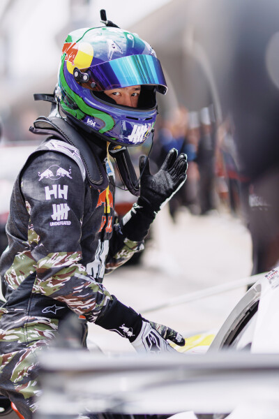 YIBO-OFFICIAL：
#85RACING#
「比赛日 DAY 1」
蓄能逐速，稳驭向前，
目光锁定赛道终点，85号车组加油！@王一博·YIBO ​​​