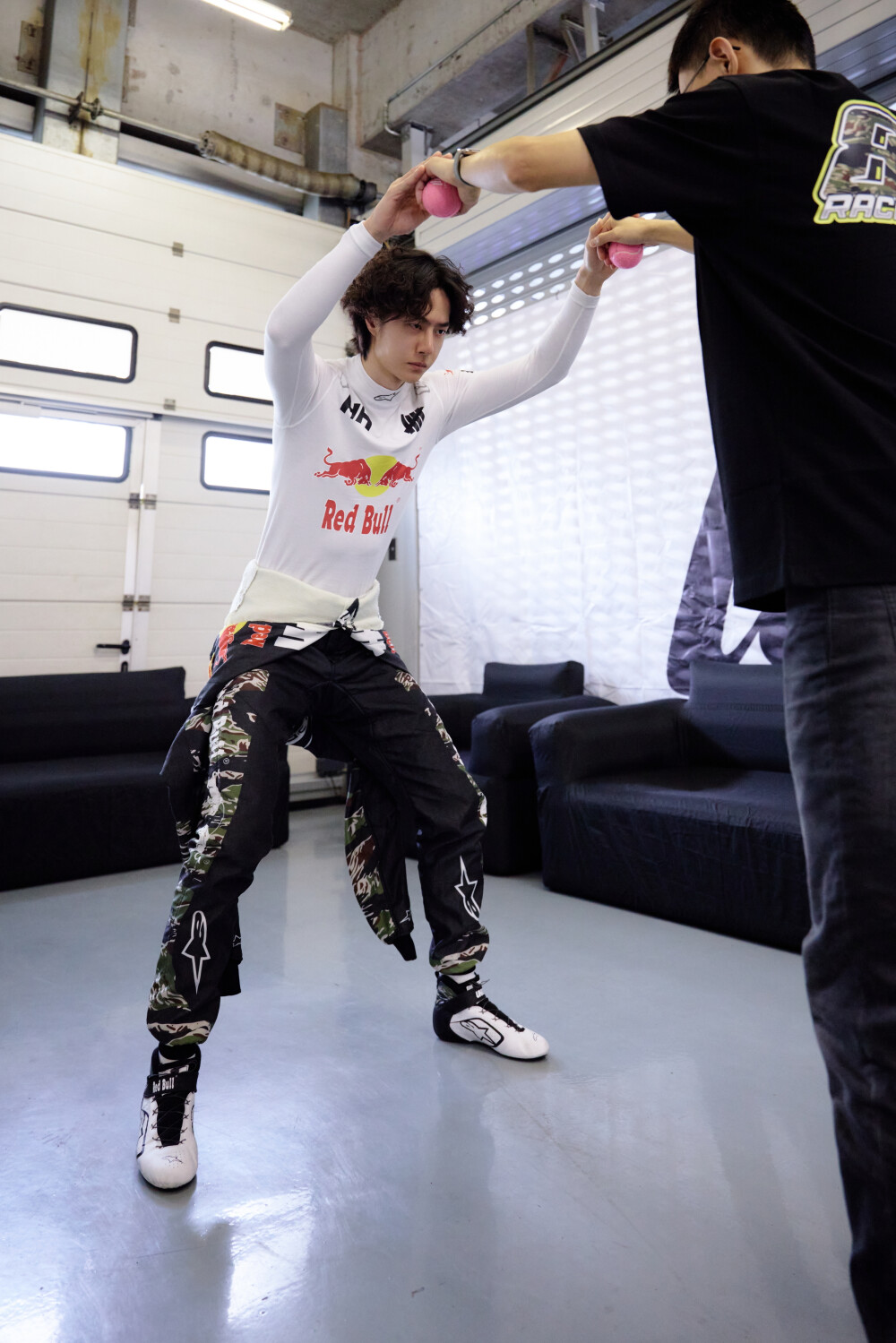 YIBO-OFFICIAL：
#85RACING#
「比赛日 DAY 1」
蓄能逐速，稳驭向前，
目光锁定赛道终点，85号车组加油！@王一博·YIBO ​​​