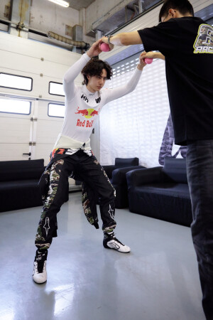 YIBO-OFFICIAL：
#85RACING# 
「比赛日 DAY 1」
蓄能逐速，稳驭向前，
目光锁定赛道终点，85号车组加油！@王一博·YIBO ​​​