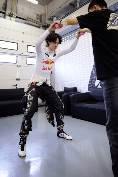 YIBO-OFFICIAL：
#85RACING#
「比赛日 DAY 1」
蓄能逐速，稳驭向前，
目光锁定赛道终点，85号车组加油！@王一博·YIBO ​​​