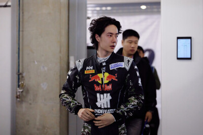 YIBO-OFFICIAL：
#85RACING#
「比赛日 DAY 1」
蓄能逐速，稳驭向前，
目光锁定赛道终点，85号车组加油！@王一博·YIBO ​​​