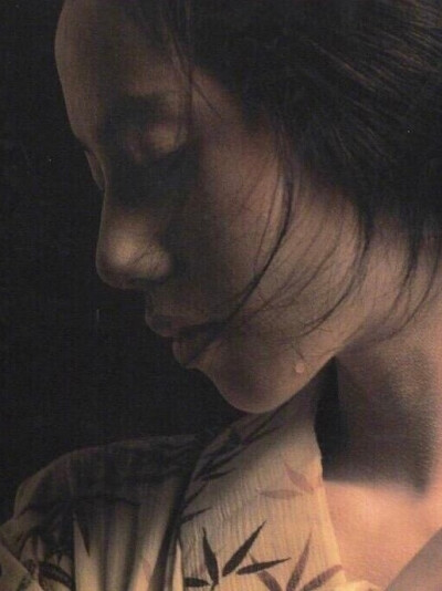 1985年，摄影师星野小麿镜头下的森下爱子，出自写真集《浮世絵くずし》。