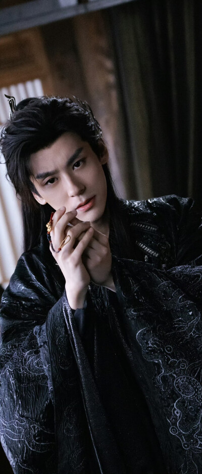 魏哲鸣《白日提灯》晏柯