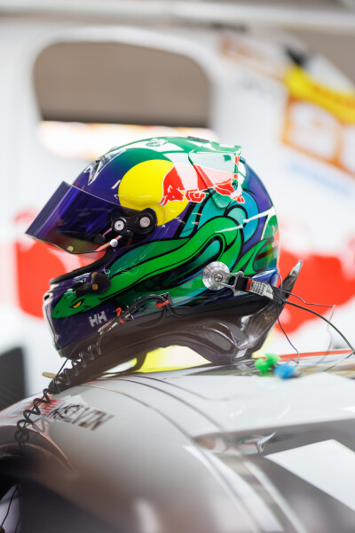 YIBO-OFFICIAL：
#85RACING#
「比赛日 DAY 1」
万物渐静，赛道滚烫，
85号准备就绪！@王一博·YIBO ​​​