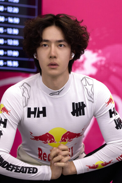 YIBO-OFFICIAL：
#85RACING#
「比赛日 DAY 1」
万物渐静，赛道滚烫，
85号准备就绪！@王一博·YIBO ​​​