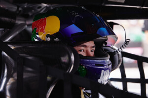 YIBO-OFFICIAL：
#85RACING# 
「比赛日 DAY 1」
蓄能逐速，稳驭向前，
目光锁定赛道终点，85号车组加油！@王一博·YIBO ​​​