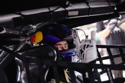 YIBO-OFFICIAL：
#85RACING#
「比赛日 DAY 1」
蓄能逐速，稳驭向前，
目光锁定赛道终点，85号车组加油！@王一博·YIBO ​​​