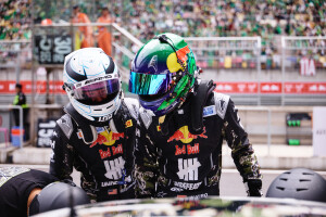 YIBO-OFFICIAL：
#85RACING# 
「比赛日 DAY 1」
蓄能逐速，稳驭向前，
目光锁定赛道终点，85号车组加油！@王一博·YIBO ​​​