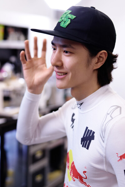 YIBOOFFICLAL：
#85RACING#
「比赛日 DAY 2」
吸取经验，冷静判断，稳步推进，
85号车组发车在即，一会赛道见！@王一博·YIBO ​​​