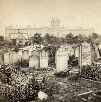 伯曼托夫茨公墓（Burmantofts Cemetery）——因利兹教区教堂人满为患而于1842年开放——照片摄于19世纪末利兹济贫院前。