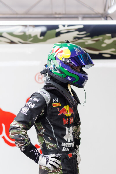 YIBOOFFICLAL：
#85RACING#
「比赛日 DAY 2」
吸取经验，冷静判断，稳步推进，
85号车组发车在即，一会赛道见！@王一博·YIBO ​​​