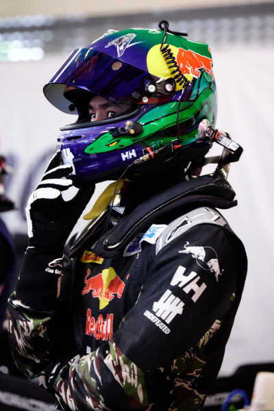 YIBOOFFICLAL：
#85RACING#
「比赛日 DAY 2」
吸取经验，冷静判断，稳步推进，
85号车组发车在即，一会赛道见！@王一博·YIBO ​​​