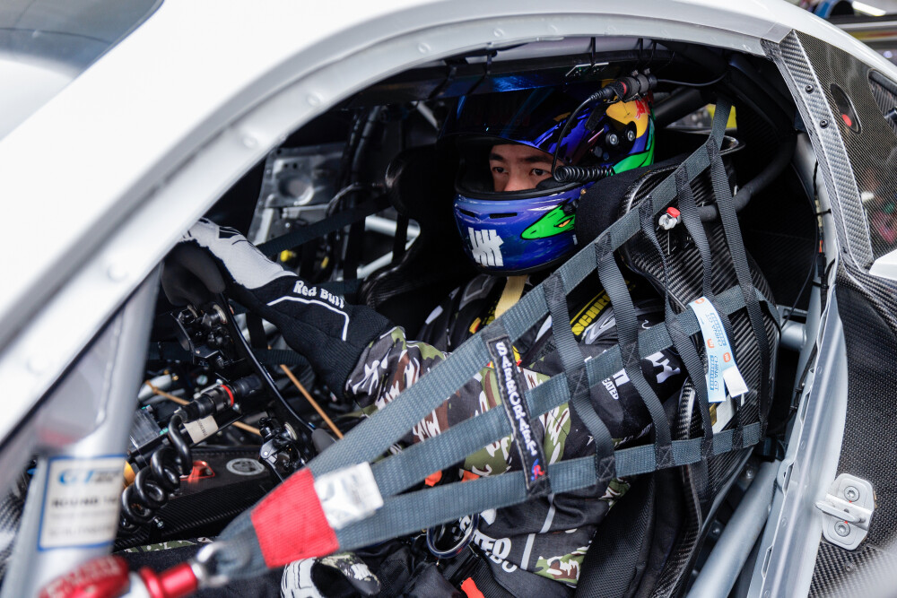 YIBO-OFFICIAL：
#85RACING#
「比赛日 DAY 2」
掌控节奏，疾驰有度，进无止境！
85号车组在2026 CHINA GT揭幕战顺利完赛，下次再赛！@王一博·YIBO ​​​