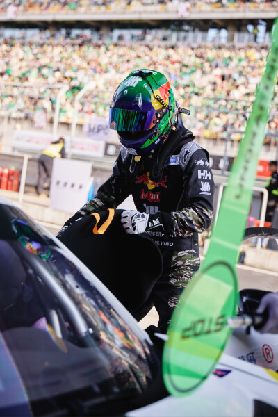 YIBOOFFICLAL：
#85RACING#
「比赛日 DAY 2」
吸取经验，冷静判断，稳步推进，
85号车组发车在即，一会赛道见！@王一博·YIBO ​​​