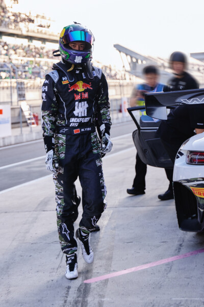 YIBOOFFICLAL：
#85RACING#
「比赛日 DAY 2」
吸取经验，冷静判断，稳步推进，
85号车组发车在即，一会赛道见！@王一博·YIBO ​​​