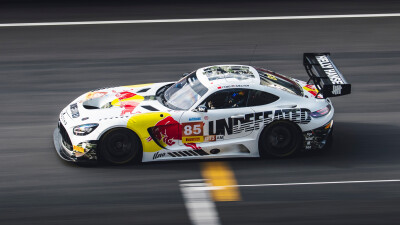 YIBOOFFICLAL：
#85RACING#
「比赛日 DAY 2」
吸取经验，冷静判断，稳步推进，
85号车组发车在即，一会赛道见！@王一博·YIBO ​​​