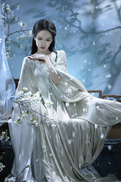 月鳞绮纪 陈都灵∣雾妄言