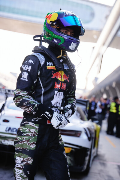 YIBOOFFICLAL：
#85RACING#
「比赛日 DAY 2」
吸取经验，冷静判断，稳步推进，
85号车组发车在即，一会赛道见！@王一博·YIBO ​​​