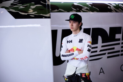 YIBO-OFFICIAL：
#85RACING#
「比赛日 DAY 2」
掌控节奏，疾驰有度，进无止境！
85号车组在2026 CHINA GT揭幕战顺利完赛，下次再赛！@王一博·YIBO ​​​