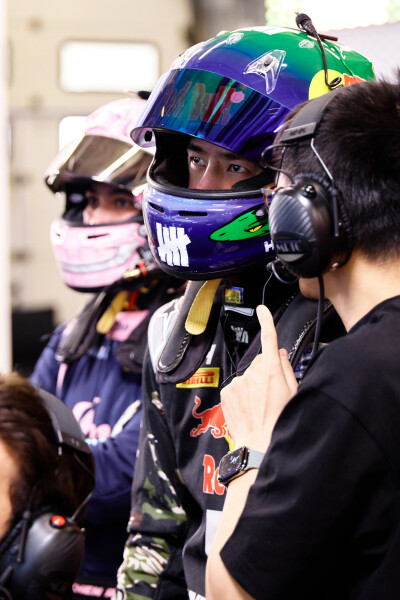 YIBOOFFICLAL：
#85RACING#
「比赛日 DAY 2」
吸取经验，冷静判断，稳步推进，
85号车组发车在即，一会赛道见！@王一博·YIBO ​​​