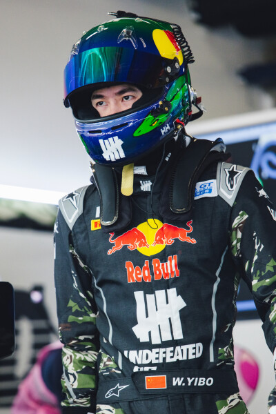 YIBO-OFFICIAL：
#85RACING#
「比赛日 DAY 2」
掌控节奏，疾驰有度，进无止境！
85号车组在2026 CHINA GT揭幕战顺利完赛，下次再赛！@王一博·YIBO ​​​