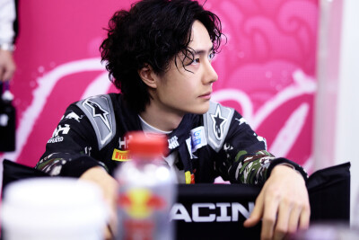 YIBO-OFFICIAL：
#85RACING#
「比赛日 DAY 2」
掌控节奏，疾驰有度，进无止境！
85号车组在2026 CHINA GT揭幕战顺利完赛，下次再赛！@王一博·YIBO ​​​