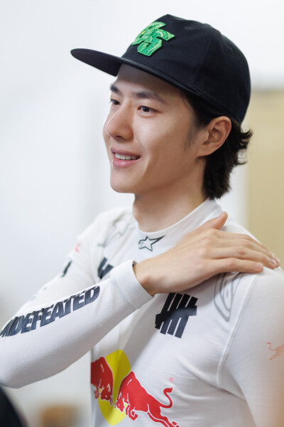 YIBOOFFICLAL：
#85RACING#
「比赛日 DAY 2」
吸取经验，冷静判断，稳步推进，
85号车组发车在即，一会赛道见！@王一博·YIBO ​​​