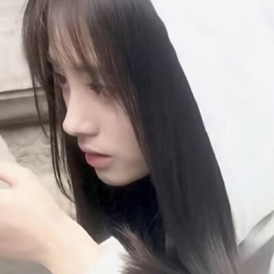 猫咪睡我们枕头中间