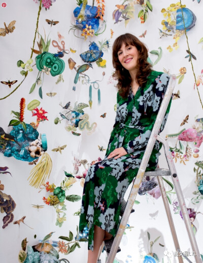 Clare Celeste Börsch是一位拼贴和装置艺术家。
她将成千上万的动植物剪裁图像组合成郁郁葱葱的复杂构图。其间花朵绽放，昆虫嗡嗡作响，叶子茂盛，在视觉上引人入胜。
这些图像来自自然历史档案，大多数是1900年以…