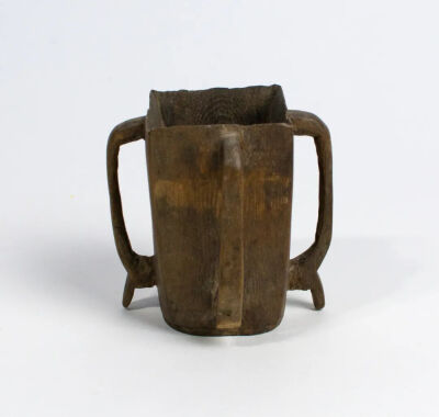 ▲木质四柄蜜酒杯，16-17世纪，17.5 x 8.7 cm爱尔兰利默里克 亨特博物馆藏