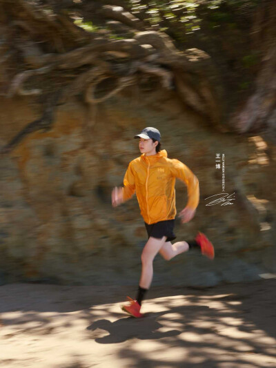 HELLYHANSEN海丽汉森：
迎风开跑，攀越山海
随HELLY HANSEN全球品牌代言人@王一博·YIBO
穿越旷野，行至远山
步履所向，皆为探索
全新H2EXPLORER系列越野跑防风夹克
让每一次启程，都有恰好的姿态
#王一博HH全球品牌…