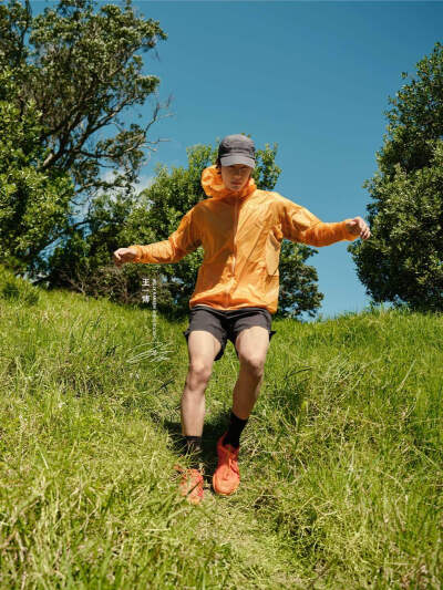 HELLYHANSEN海丽汉森：
迎风开跑，攀越山海
随HELLY HANSEN全球品牌代言人@王一博·YIBO
穿越旷野，行至远山
步履所向，皆为探索
全新H2EXPLORER系列越野跑防风夹克
让每一次启程，都有恰好的姿态
#王一博HH全球品牌…