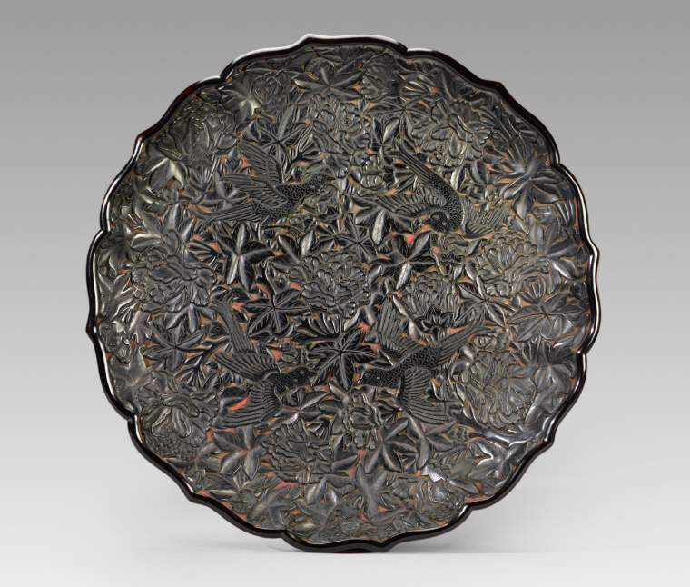 近代 剔黑喜鹊芙蓉纹莲瓣形盘
上海博物馆藏
