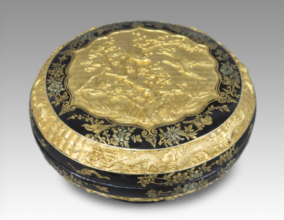 现代 隐起描金喜鹊梅花圆盒
上海博物馆藏
