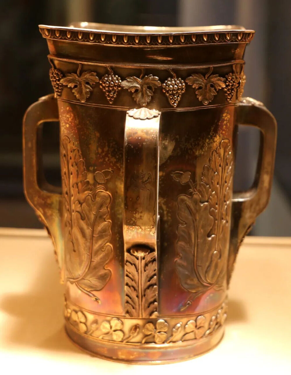 ▲银镀金葡萄纹四柄蜜酒杯，1811年爱尔兰都柏林 国家博物馆藏