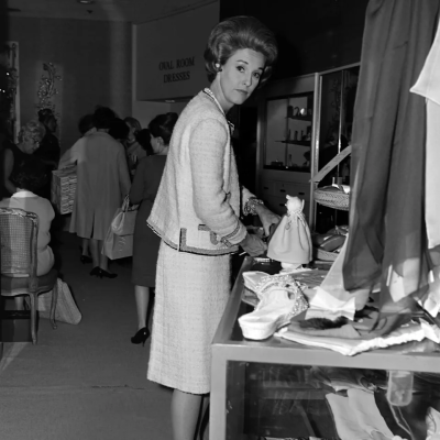Babe Paley 于 1963 年 9 月在曼哈顿的 Ohrbach’s 百货公司内购物时，被拍摄到身穿一套 Chanel 粗花呢套装