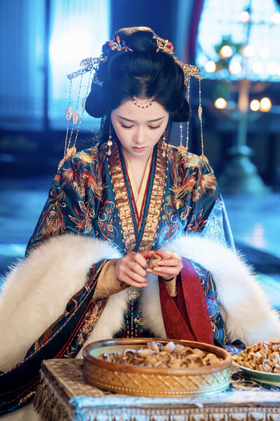 龙榻换人，我和假皇帝共享江山 岳雨婷∣苏鹂