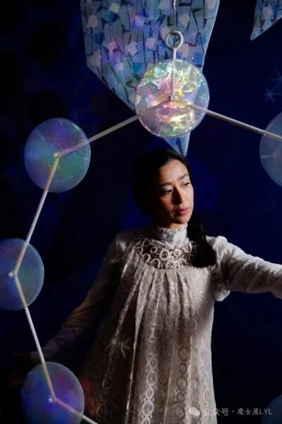 沙耶·伍尔法克 Saya Woolfalk
1979年生于日本岐阜市，是一位美国艺术家，以其对混合性、科学、种族和性别的多媒体探索而闻名。伍尔法克运用科幻和奇幻元素，从多个维度重新构想世界。
