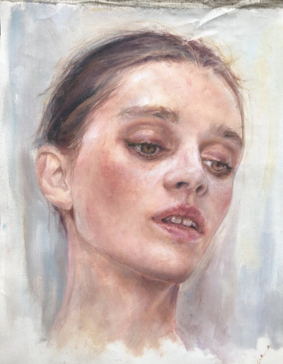 安娜丽莎·阿万奇尼是一位意大利的当代具象画家（1973）。她的作品主要为人物／肖像绘画，以油画材质见长。她以细腻而富有情感的肖像作品闻名，擅长通过光线、表情与色调的微妙变化揭示人物的内心世界。安娜丽莎的绘…