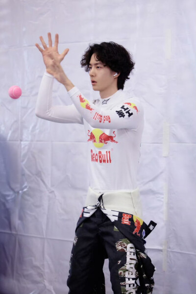 赛道滚烫，全速向前
85 号车手#王一博HH全球品牌代言人#
燃擎出征，为热爱全力以赴
#85RACING# 竞速精神不止
#敬速人生竞速同航#
#HELLY HANSEN#
#视野之外向远而生# ​​​