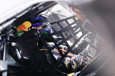 赛道滚烫，全速向前
85 号车手#王一博HH全球品牌代言人#
燃擎出征，为热爱全力以赴
#85RACING# 竞速精神不止
#敬速人生竞速同航#
#HELLY HANSEN#
#视野之外向远而生# ​​​