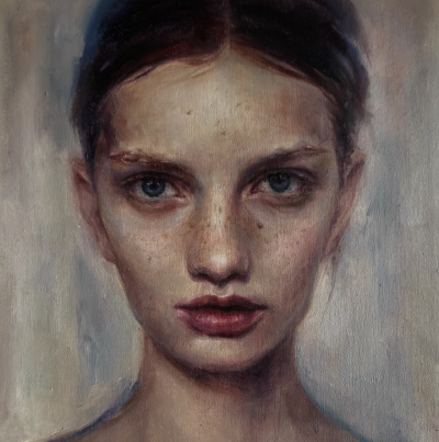 安娜丽莎·阿万奇尼是一位意大利的当代具象画家（1973）。她的作品主要为人物／肖像绘画，以油画材质见长。她以细腻而富有情感的肖像作品闻名，擅长通过光线、表情与色调的微妙变化揭示人物的内心世界。安娜丽莎的绘…