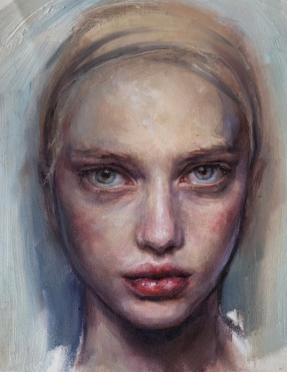 安娜丽莎·阿万奇尼是一位意大利的当代具象画家（1973）。她的作品主要为人物／肖像绘画，以油画材质见长。她以细腻而富有情感的肖像作品闻名，擅长通过光线、表情与色调的微妙变化揭示人物的内心世界。安娜丽莎的绘画以油画为主，常使用纸板或画布作为支撑，形成一种质感柔和、色调克制的视觉效果。她笔下的人物多处于静谧、略带疏离的氛围中，神情沉思、目光游离，似乎介于现实与梦境之间，展现出内省与脆弱的诗意特质。