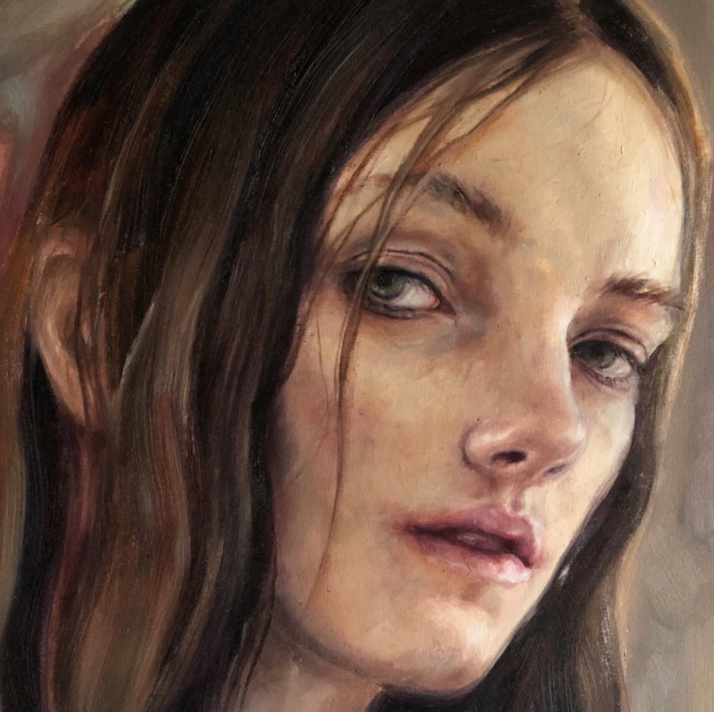 安娜丽莎·阿万奇尼是一位意大利的当代具象画家（1973）。她的作品主要为人物／肖像绘画，以油画材质见长。她以细腻而富有情感的肖像作品闻名，擅长通过光线、表情与色调的微妙变化揭示人物的内心世界。安娜丽莎的绘画以油画为主，常使用纸板或画布作为支撑，形成一种质感柔和、色调克制的视觉效果。她笔下的人物多处于静谧、略带疏离的氛围中，神情沉思、目光游离，似乎介于现实与梦境之间，展现出内省与脆弱的诗意特质。