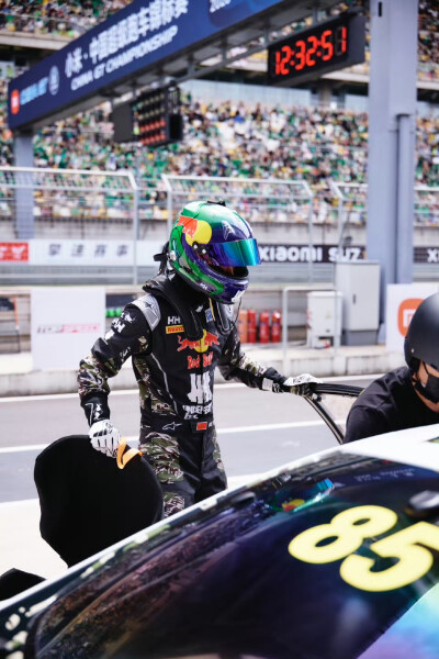 赛道滚烫，全速向前
85 号车手#王一博HH全球品牌代言人#
燃擎出征，为热爱全力以赴
#85RACING# 竞速精神不止
#敬速人生竞速同航#
#HELLY HANSEN#
#视野之外向远而生# ​​​