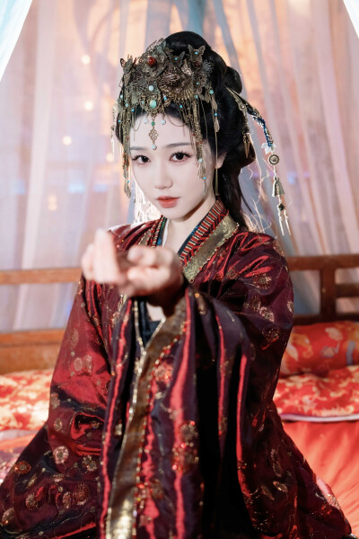 龙榻换人，我和假皇帝共享江山 岳雨婷∣苏鹂